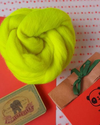 Lana merina extrafina peinada amarillo flúor