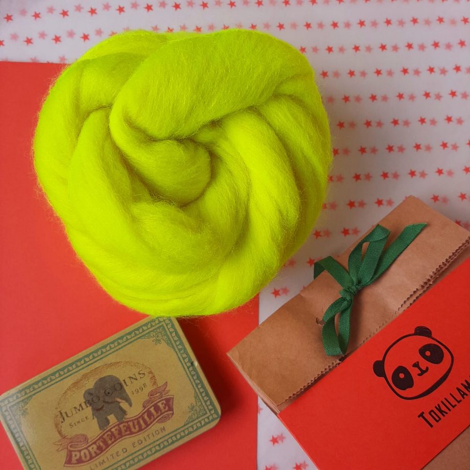 Lana merina extrafina peinada amarillo flúor